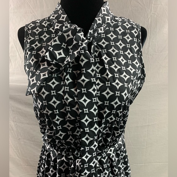 Black/White Print Ruffle Hem Belted Dress - Picture 10 of 10